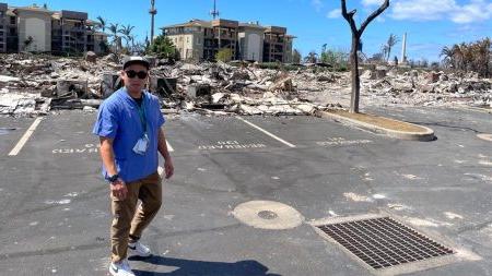 大卫·金站在毛伊岛的废墟前.