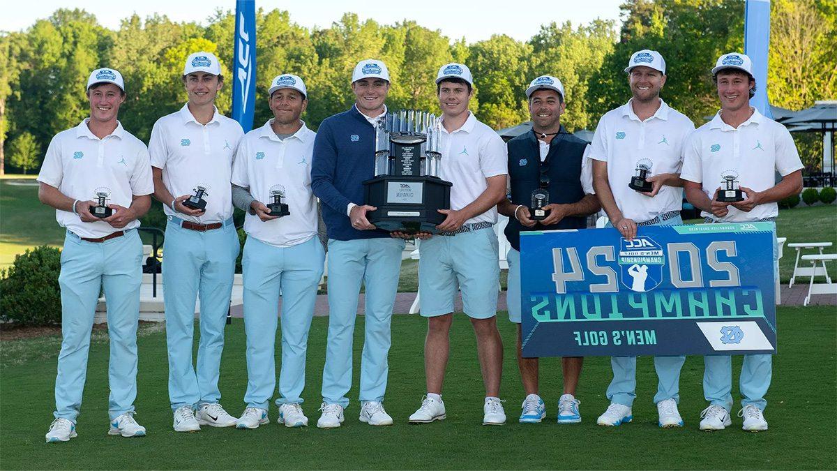 卡罗莱纳州男子高尔夫球队的队员们在赢得ACC冠军后摆姿势合影，他们拿着奖杯和写着 